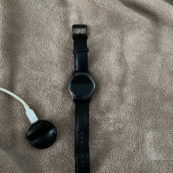 Samsung watch with charger stand - Picture 2 of 3